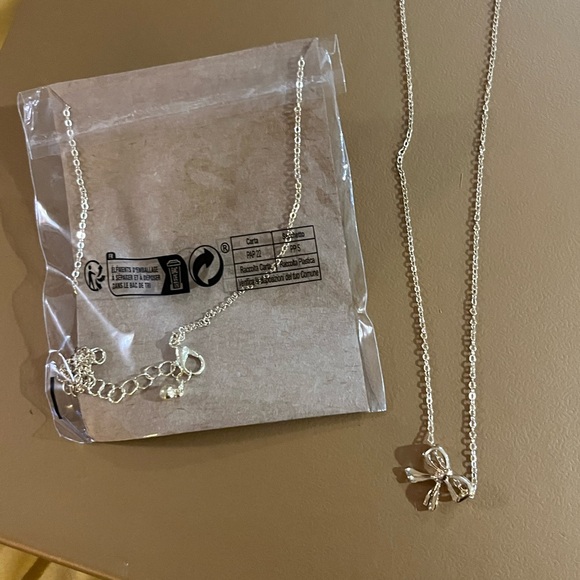 Coquette Bow Necklace NWT - Picture 4 of 10